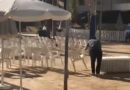 Djaloshi i lindur me fuqi magnetike, tërheq karriket plastike duke përdorur vetëm duart