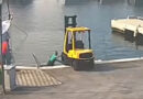 Punëtori me fuqi të mbinatyrshme, nxjerr pirunin e zhytur në det, vetëm me krahët e veta