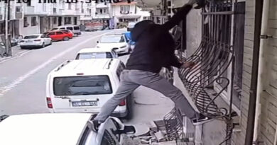 Bamirësi i panjohur dhuron rroba për familjet në nevojë, pa rënë në sy, duke ua lënë te telat e dritareve.