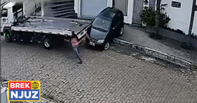 Shoferi ishte në telefon me gruan, dhe urimi i saj në ditën e parë të punës ishte “Të ectë mbarë sot”