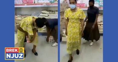 Klientet me përvojë tregojnë si ta mbash çantën mes këmbëve, që ti kesh duart e lira për telefonin