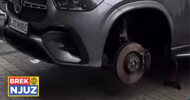 Gomisteria e lagjes nuk kishte punë, baxhanaku i pronarit i solli si klientë ca çuna me pare